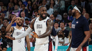 שחקן נבחרת ארה"ב לברון ג'יימס עם אנתוני דייויס