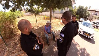 המשטרה מגרשת אנשים שעושים פיקניק ליד ביתו של יואב קיש בהוד השרון
