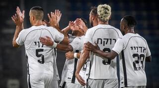 שחקני הפועל חדרה מאושרים