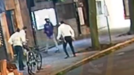 הדוקר מול כמה צעירים חרדים