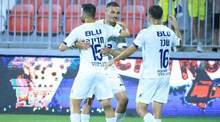 סייד אבו פרחי חוגג עם מוחמד שכר וגיא חדידה