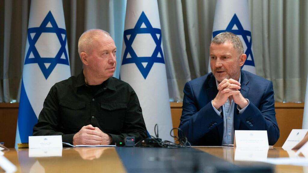 שר הביטחון יואב גלנט בסקירה ביטחונית לועדת חוץ וביטחון, בראשות ח״כ יולי אדלשטיין