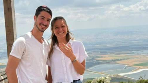 יהונתן דויטש עם ארוסתו אמונה