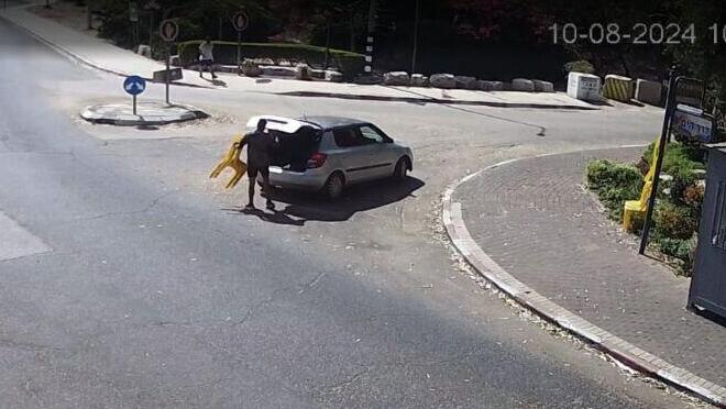גניבת כיסא ממיצג להחזרת החטופים בעמק חפר