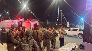 העברת הפצוע לאחר הפיגוע בקלקיליה