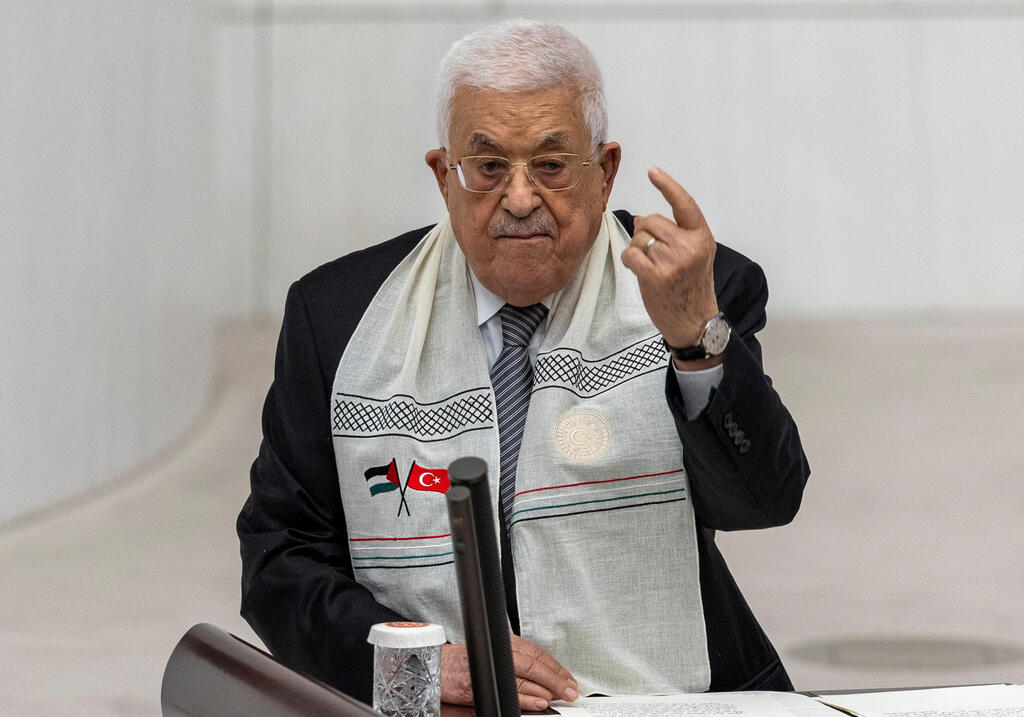 אבו מאזן בפרלמנט הטורקי