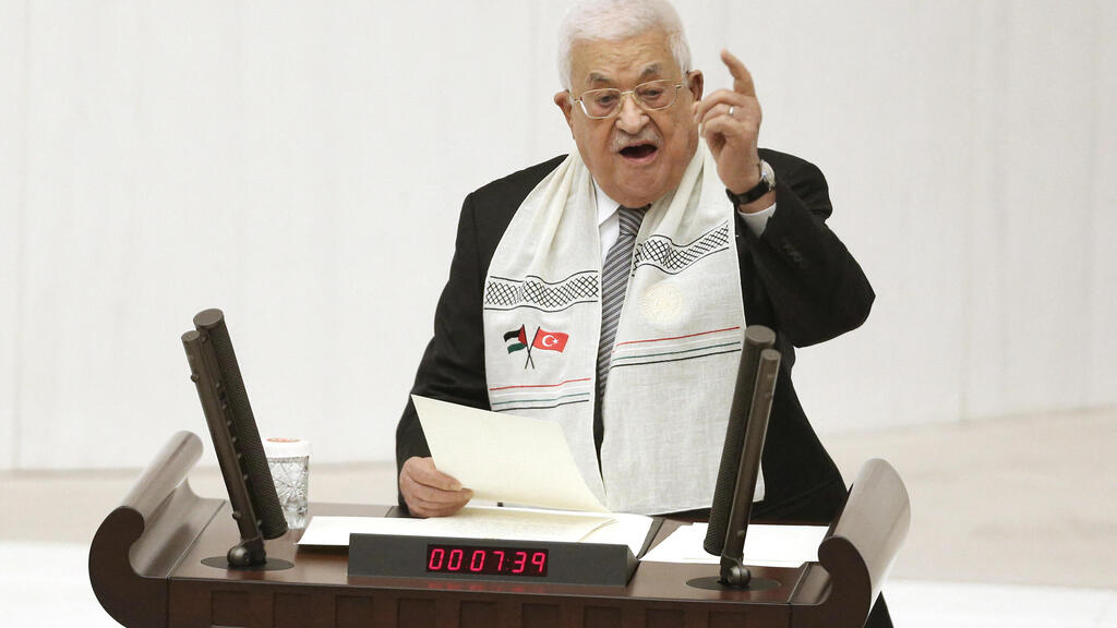 אבו מאזן בפרלמנט הטורקי