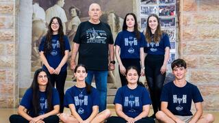 התיכוניסטים ששלחו את הניסוי שלהם לחלל עם המורה ניקי בסט