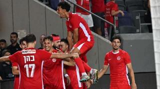 שחקני הפועל תל אביב חוגגים