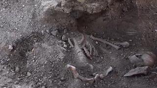 חלק משרידי הגופות שהתגלו במקום