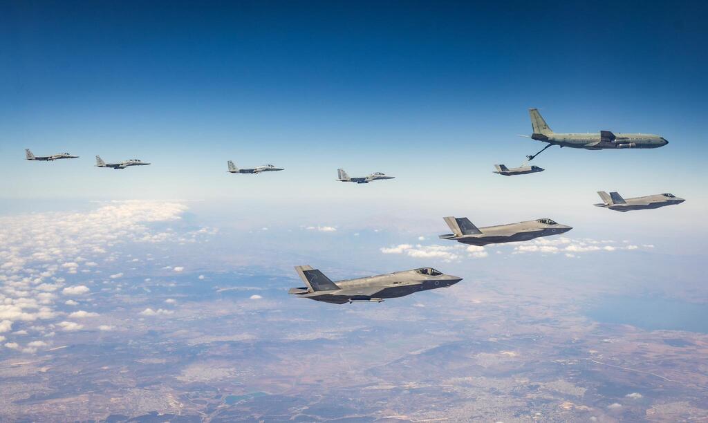 Exercício de reabastecimento aéreo e aviões de combate