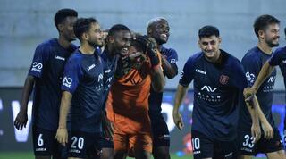 שחקני הפועל ירושלים חוגגים עם נדב זמיר