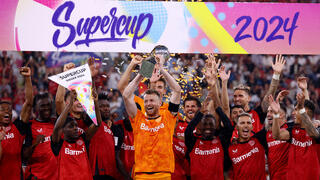 שחקני באייר לברקוזן חוגגים את הזכייה בסופרקאפ