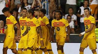 שחקני ברצלונה חוגגים עם רוברט לבנדובסקי