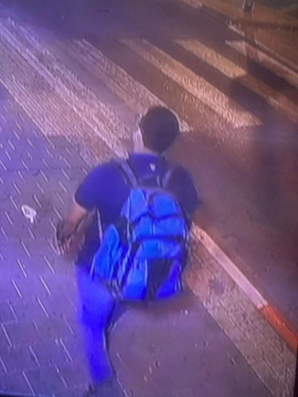 החשוד הולך עם תיק ברחוב