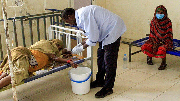 חולים עם כולרה מטופלים במרכז בידוד במחוז קסלה במזרח סודן