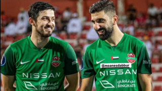 שחקנה האיראני של שבאב אל-אהלי סרדאר אזמון לצד מונס דאבור