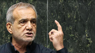 נשיא איראן מסעוד פזשכיאן ב פרלמנט ב טהרן עם אישור ממשלתו החדשה