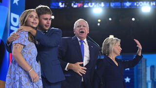 הוועידה הדמוקרטית ב שיקגו ארה"ב טים וולז מועמד לסגן הנשיא