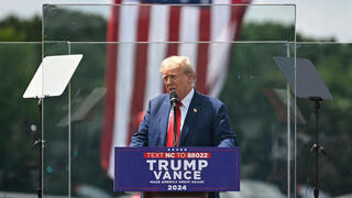 דונלד טראמפ נואם מאחורי זכוכית משוריינת ב צפון קרוליינה ארה"ב