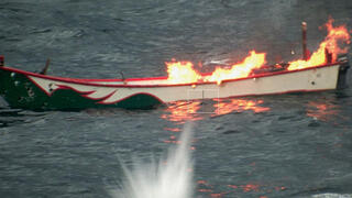 כלי שיט בלתי מאויש שהותקף בפינוי מכלית נפט בים האדום אחרי מתקפה של ה חות'ים מ תימן