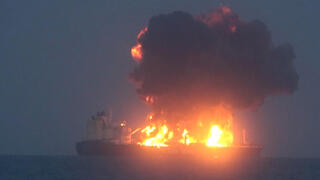 החות'ים פרסמו סרטון של הספינה היוונית SOUNION עולה באש בים האדום, אחרי שתקפו אותה