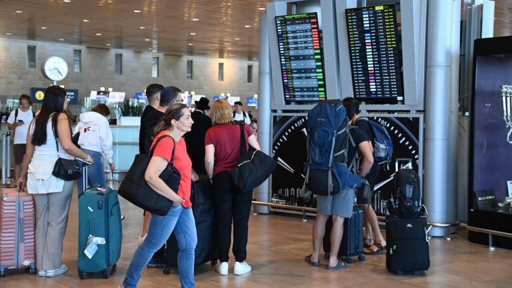 נוסעים מנסים לראות האם טיסתם נדחתה, עקב המתקפה של חיזבאללה