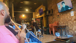 לבנונים צופים בנאום נסראללה