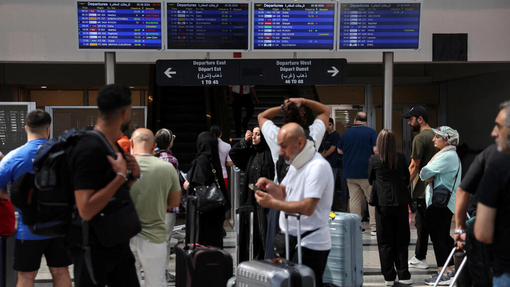 נמל תעופה ביירות לבנון עם ביטול טיסות עקב מתקפת חיזבאללה ו אחרי מכת מנע של ישראל