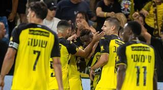 פטריק טוואמסי חוגג עם חבריו