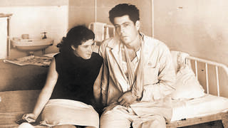  אברהם מונדר ז"ל (עם קרובת משפחה) אחרי שנפצע בששת הימים. לאיזה אדם מגיע לסיים כך את חייו? | צילום: מהאלבום המשפחתי