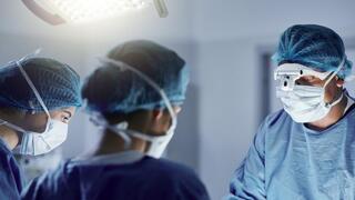 רופאים בחדר ניתוח