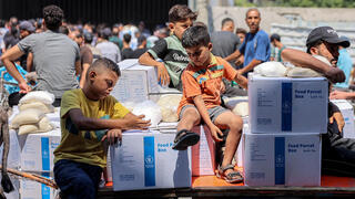 פלסטינים מקבלים סיוע הומניטרי