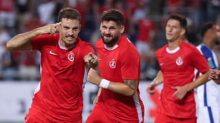 שחקני הפועל ת"א חוגגים עם ארי כהן