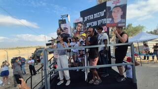 משפחות החטופים בקיבוץ נירים