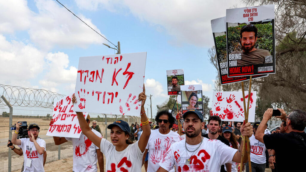 אלי שתיוי, אביו של החטוף עידן שתיוי עם משפחות החטופים בקיבוץ נירים