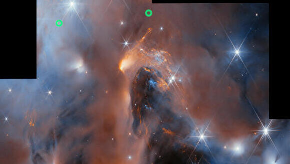 הסתבכו בדרך בין כוכב לכוכב לכת. שלושה מהעולמות חסרי השמש, מוקפים בעיגול ירוק, בתמונה של עננת NGC1333, המורכבת מצילומים מעובדים של טלסקופ ג'יימס ווב 