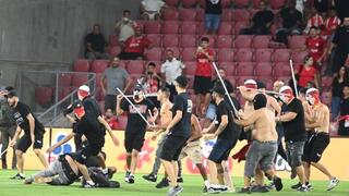 אוהדי הפועל באר-שבע פורצים לכר הדשא כדי להתעמת עם אוהדי סכנין