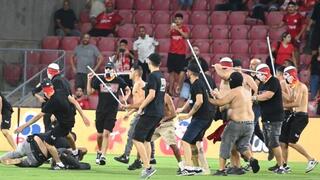 אוהדי הפועל באר-שבע פורצים לכר הדשא כדי להתעמת עם אוהדי סכנין