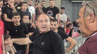 יו"ר בני סכנין מוחמד אבו יונס עם אוהדי הקבוצה