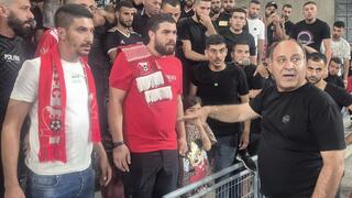 יו"ר בני סכנין מוחמד אבו יונס עם אוהדי הקבוצה