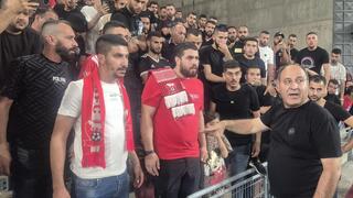 יו"ר בני סכנין מוחמד אבו יונס עם אוהדי הקבוצה