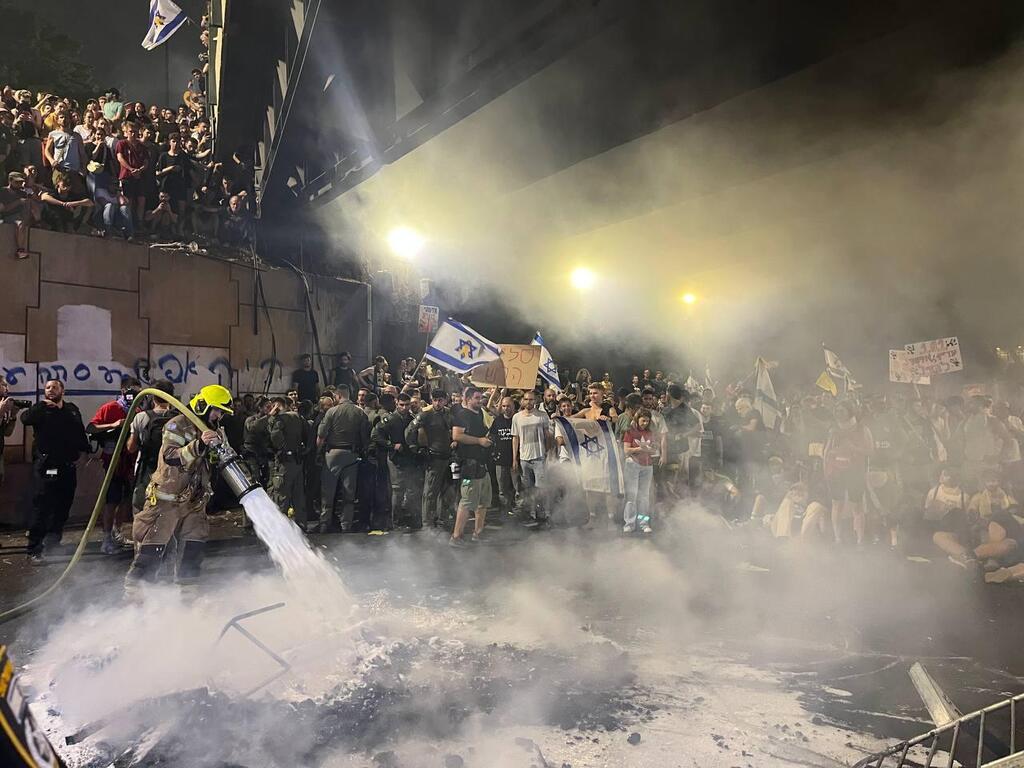 צילום: יעל צ'כנובר מפגינים חוסמים את איילון