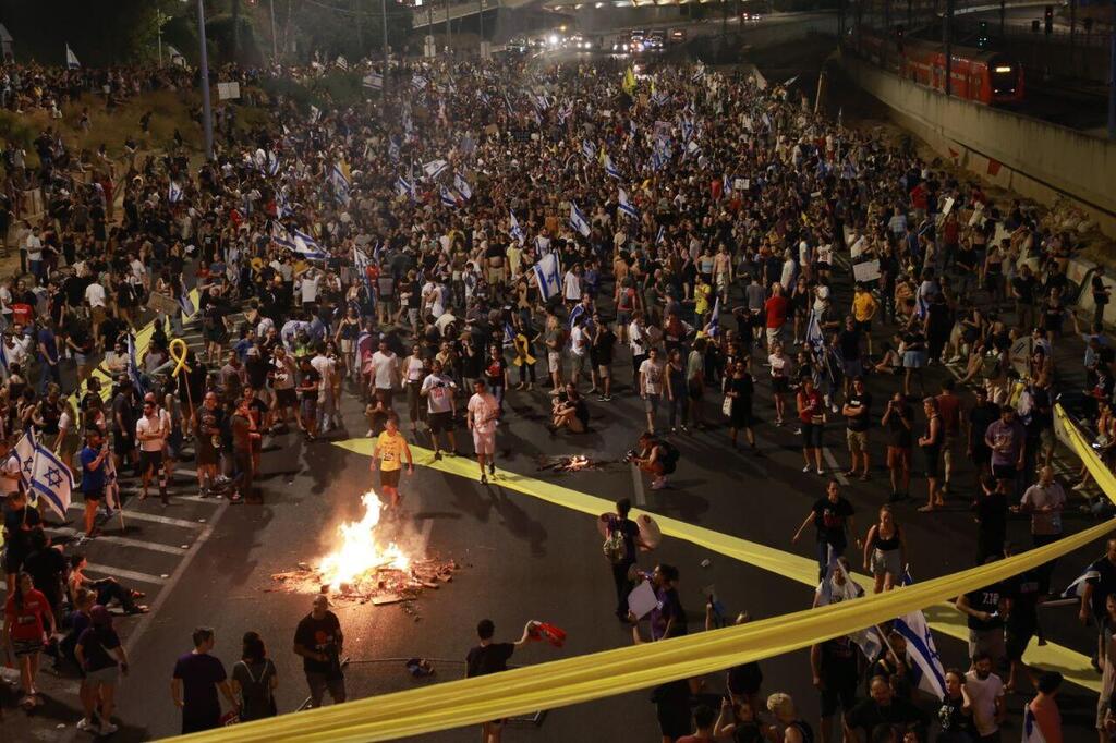 צילום: דנה קופל מפגינים חוסמים את איילון