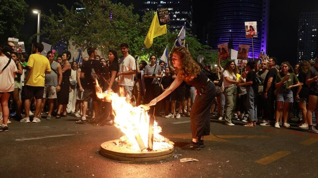 מפגינים חוסמים את איילון