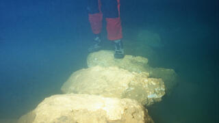 גשר האבן השקוע ממערת ג'נובסה במיורקה שבספרד