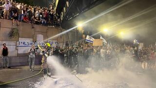 מפגינים חוסמים את איילון