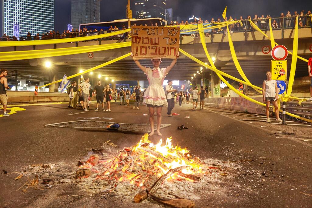 מפגינים חוסמים את איילון (צילום: דנה קופל) מפגינים חוסמים את איילון