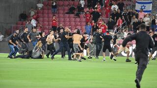 אוהדי הפועל באר-שבע פורצים לכר הדשא כדי להתעמת עם אוהדי סכנין