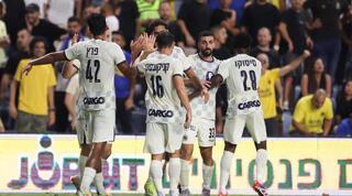 שחקני מכבי תל אביב חוגגים עם הישאם לאיוס